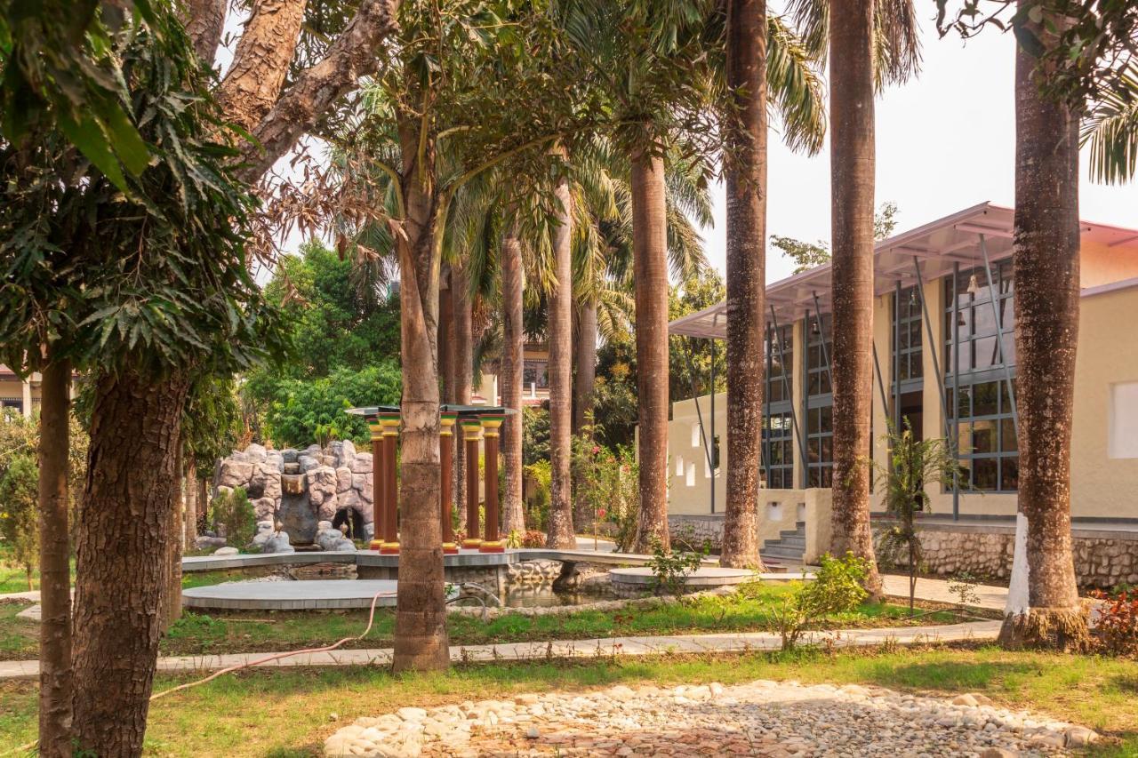 Royal Tiger Luxury Resort 4 Star Sauraha Exterior foto