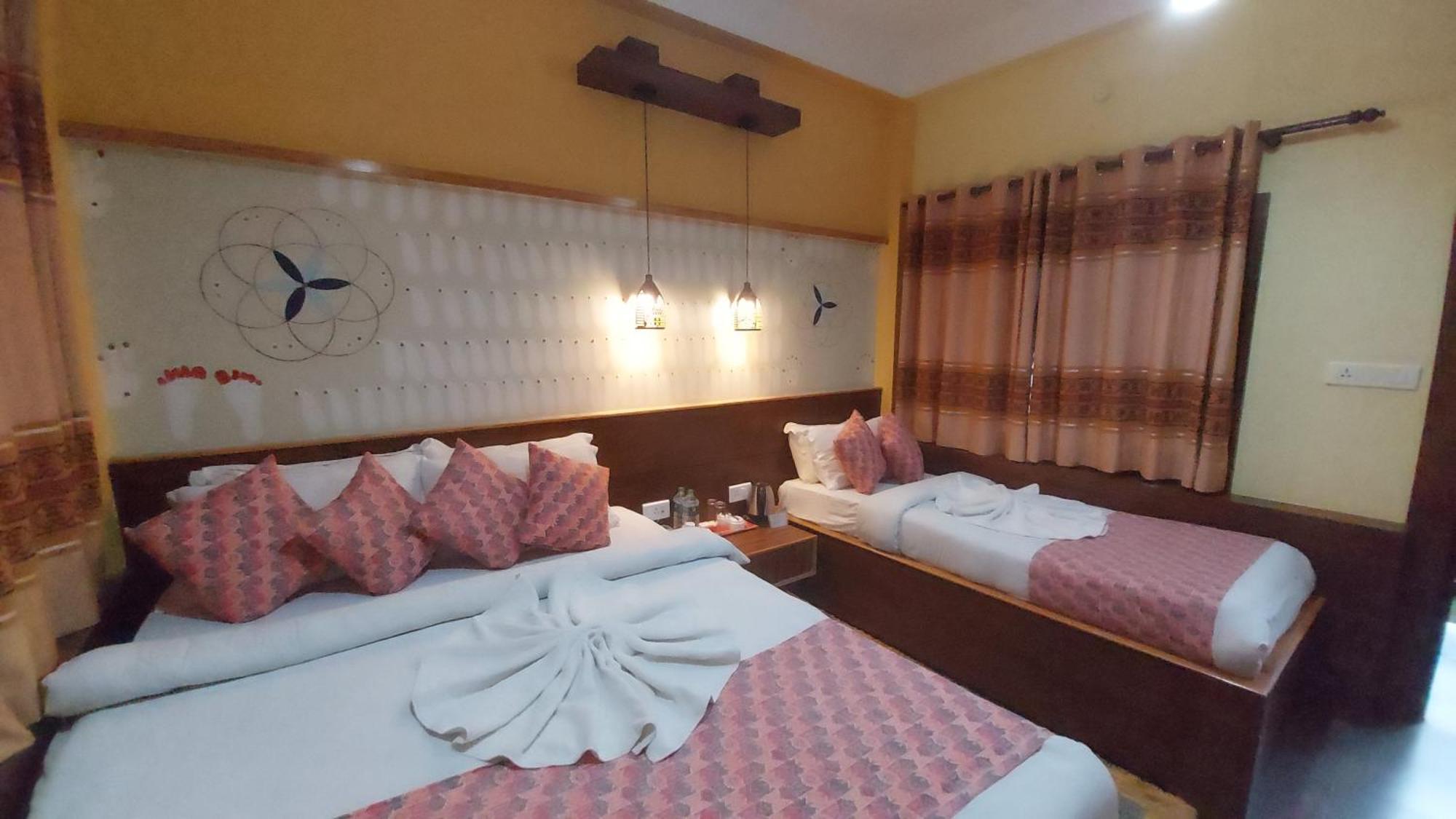 Royal Tiger Luxury Resort 4 Star Sauraha Exterior foto