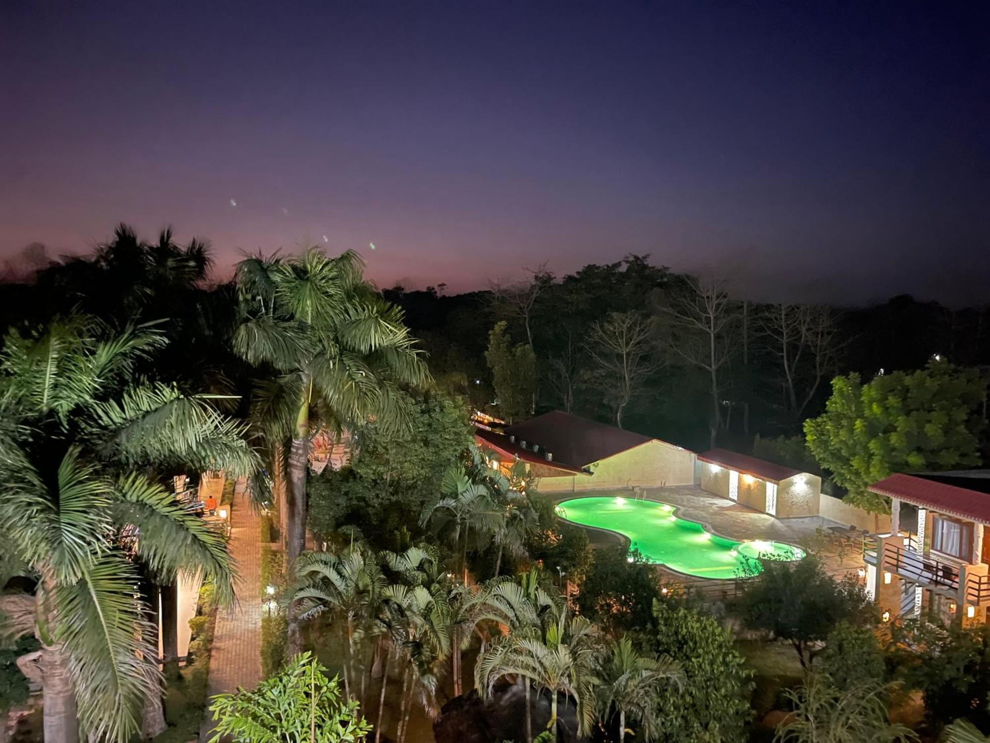 Royal Tiger Luxury Resort 4 Star Sauraha Exterior foto