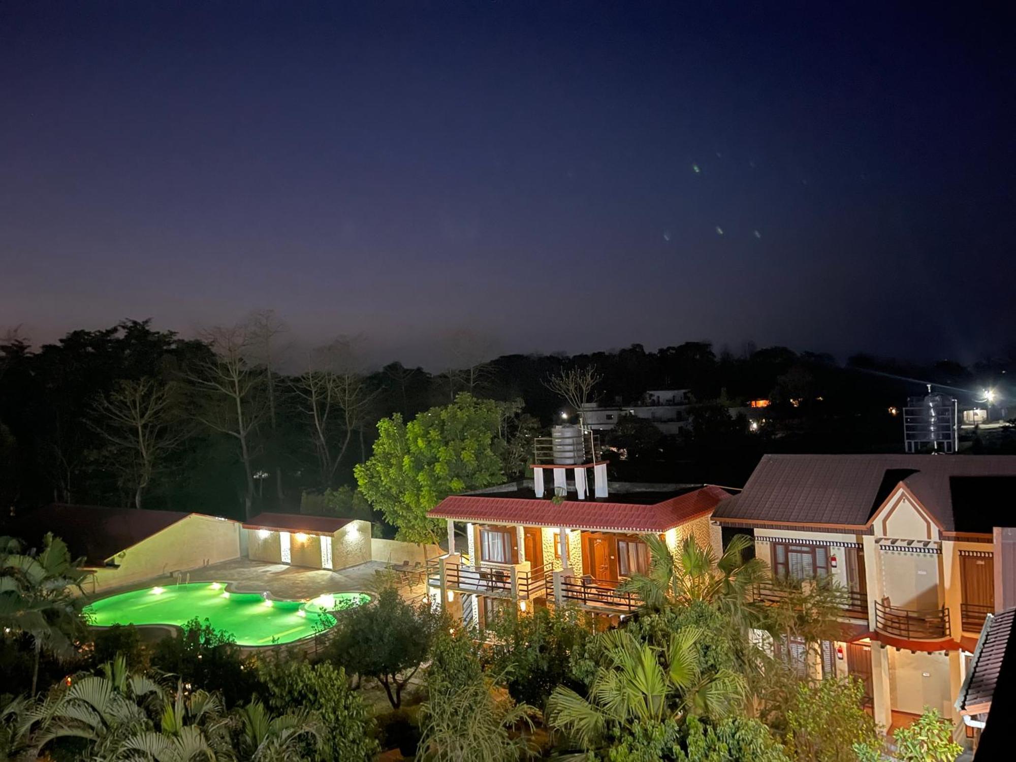 Royal Tiger Luxury Resort 4 Star Sauraha Exterior foto