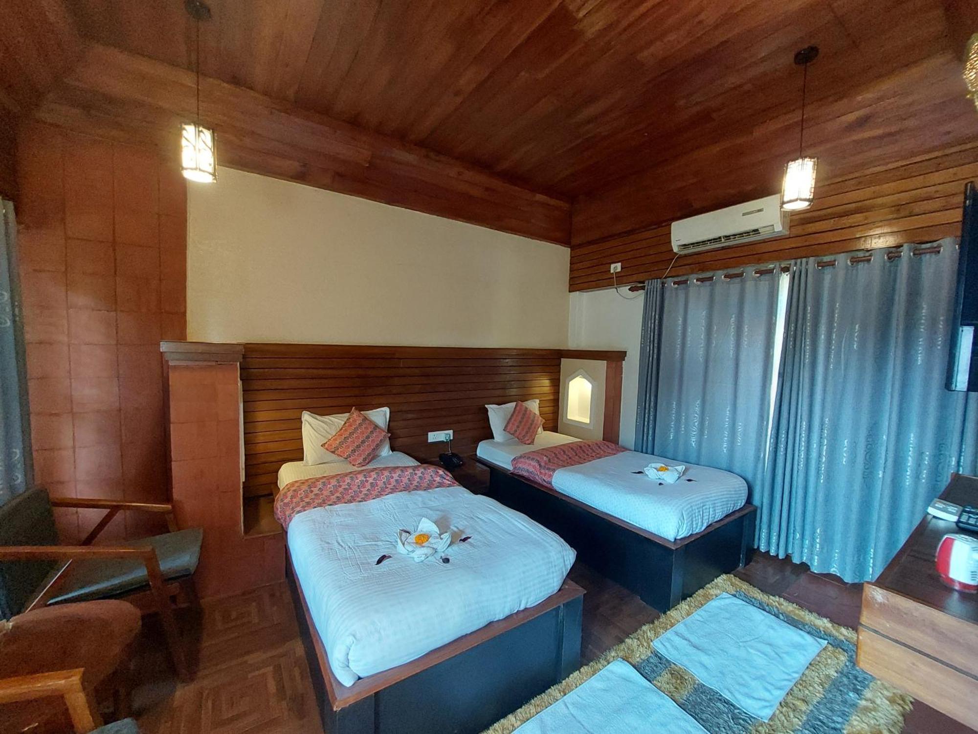 Royal Tiger Luxury Resort 4 Star Sauraha Exterior foto